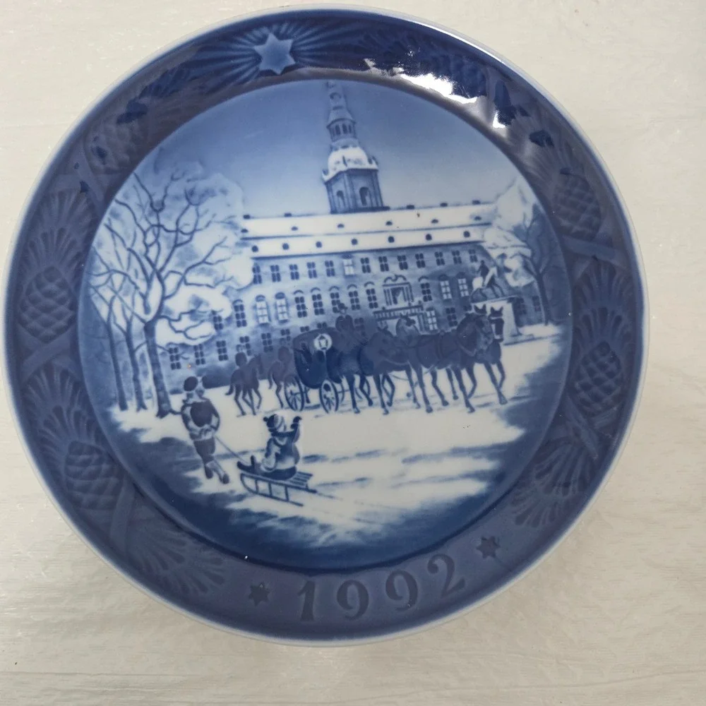 Royal Copenhagen 1992 Christmas Plate The Royal Coach Blue White Porcelain 7.25